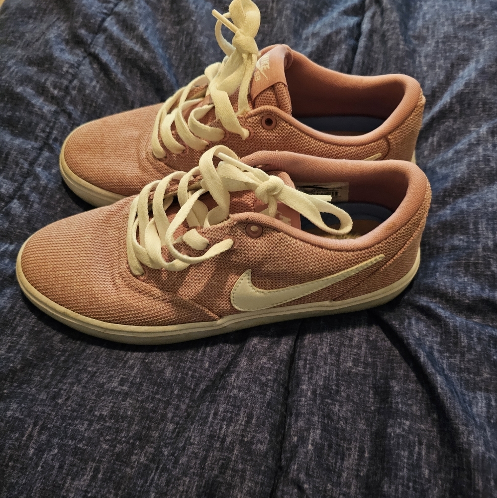 Pink nikes - Picture 2 of 5